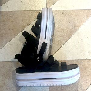 NWOT NIKE ICON CLASSIC SANDAL NA BLACK/WHITE SIZE WOMENS 9